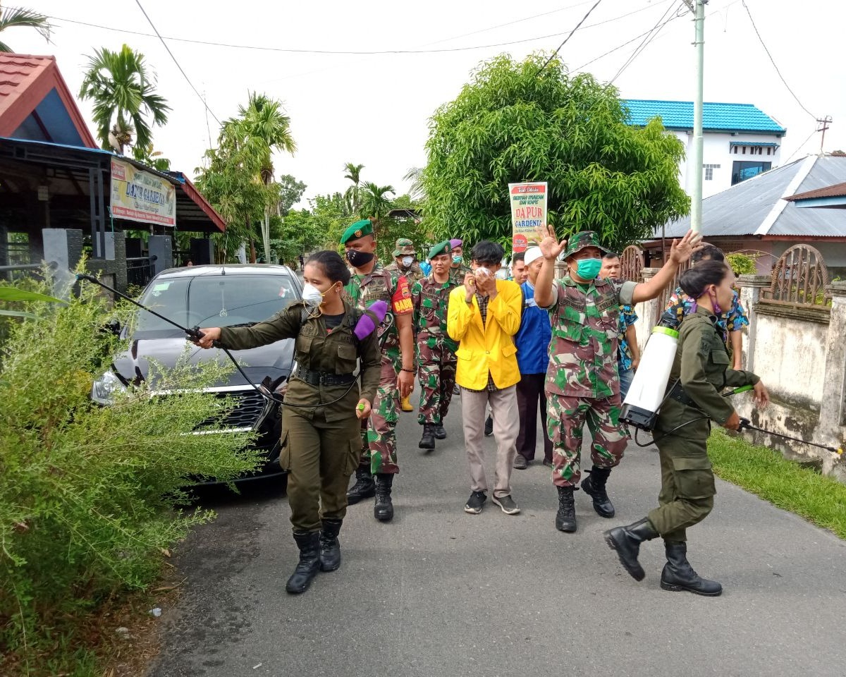 Koramil 01/Rumbai Kodim 0301/Pekanbaru Bersama Mahasiswa Dan Elemen Masyarakat Laksanakan Kegiatan Karya Bhakti TNI Dengan Penyemprotan Disinfektan di Lingkungan Wilayah Binaan