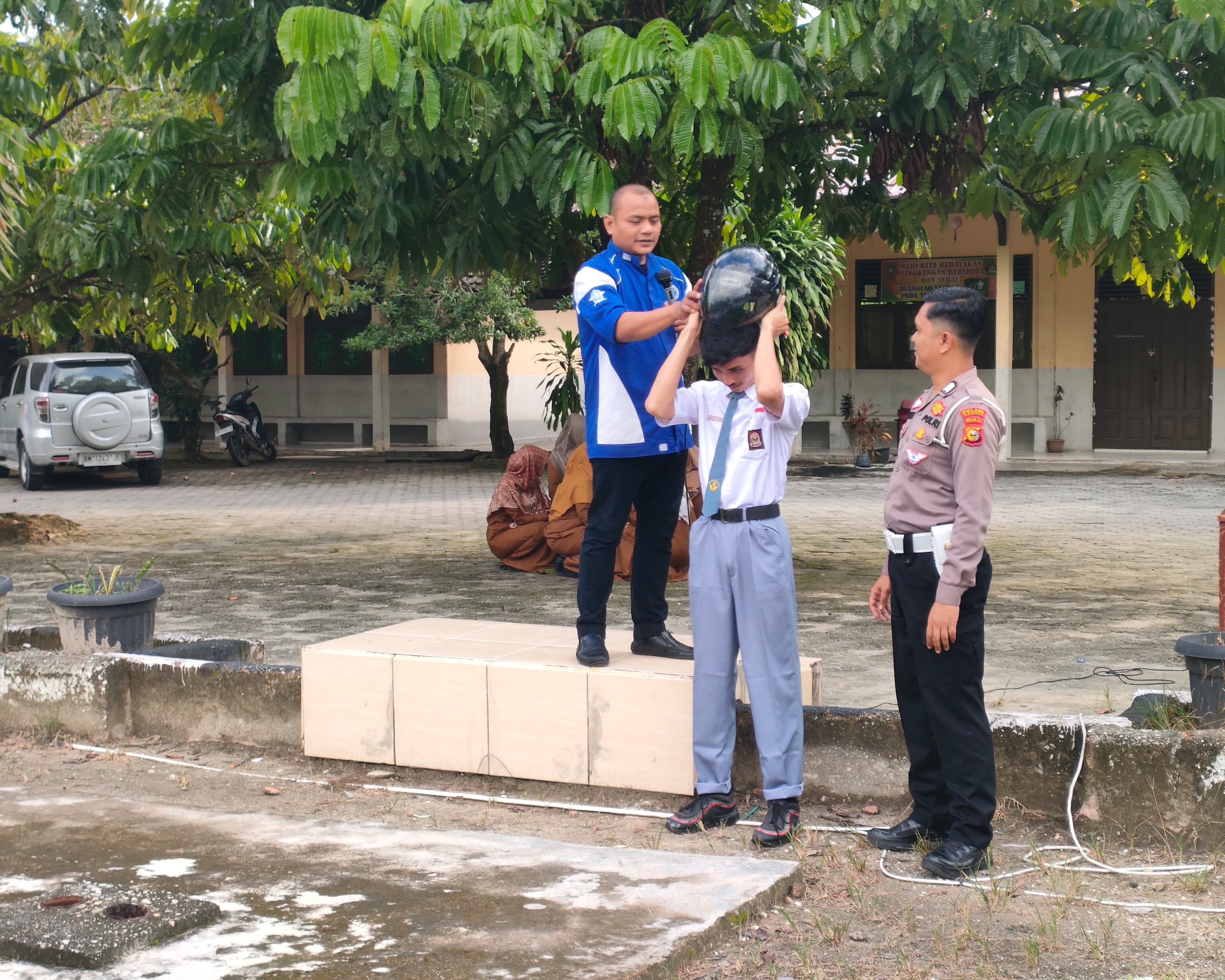 Satuan Lantas Polres Kampar Bersama ISDC Polda Riau Gelar Giat Police Goes To School Di SMAN 1 Tambang