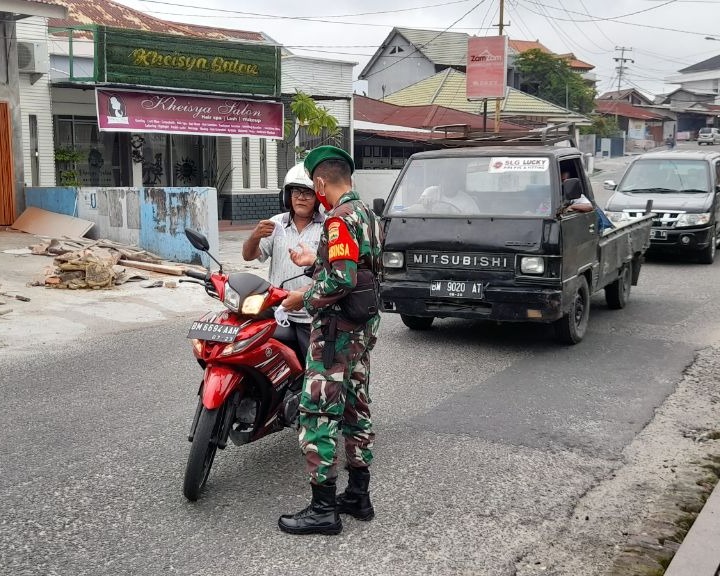 Babinsa Kodim 0301/PBR Bagikan Masker dan Sosialisasikan Prokes di Kelurahan Suka Maju