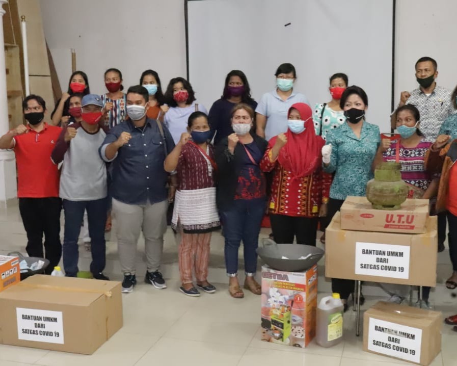 Ketua Dekranasda Taput Serahkan Bantuan Kepada 13 Pelaku UKM Makanan dan Minuman