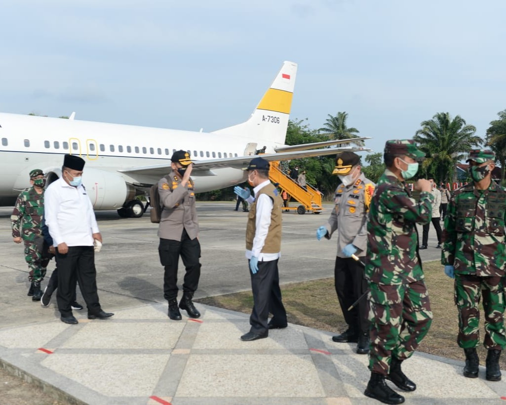 Danrem 031/WB Beserta Forkopimda Sambut Kedatangan Panglima TNI Dan Kapolri Di Provinsi Riau