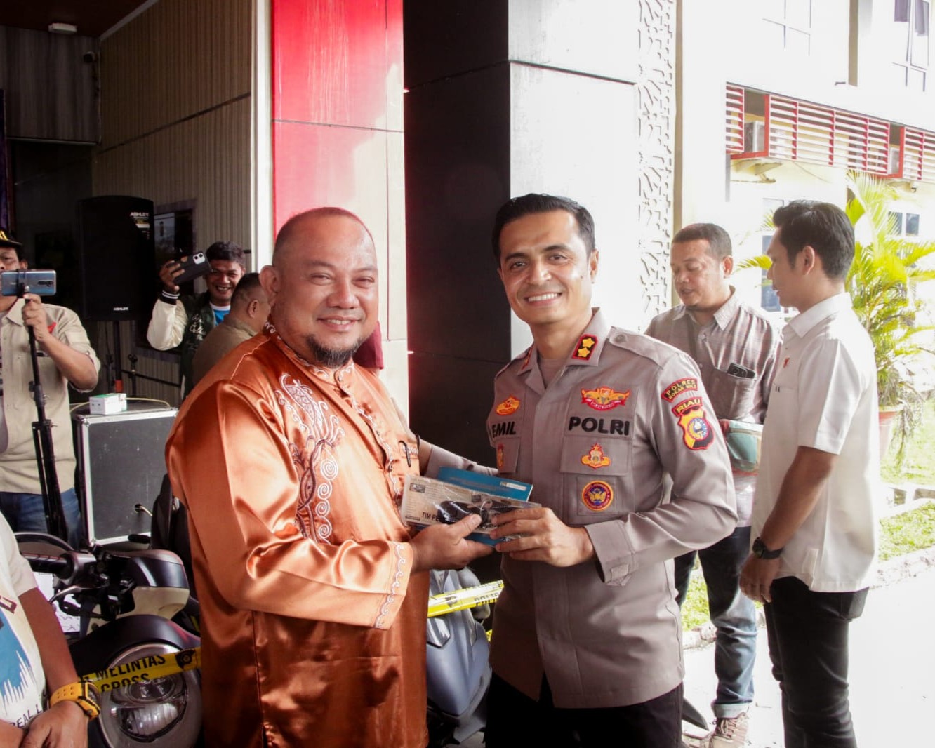 Konferensi Pers Polres Rokan Hulu Ungkap Rangkaian Kasus Curanmor, Satu Unit Mobil L300 dan 5 Unit Sepeda Motor Dikembalikan Kepada Korban