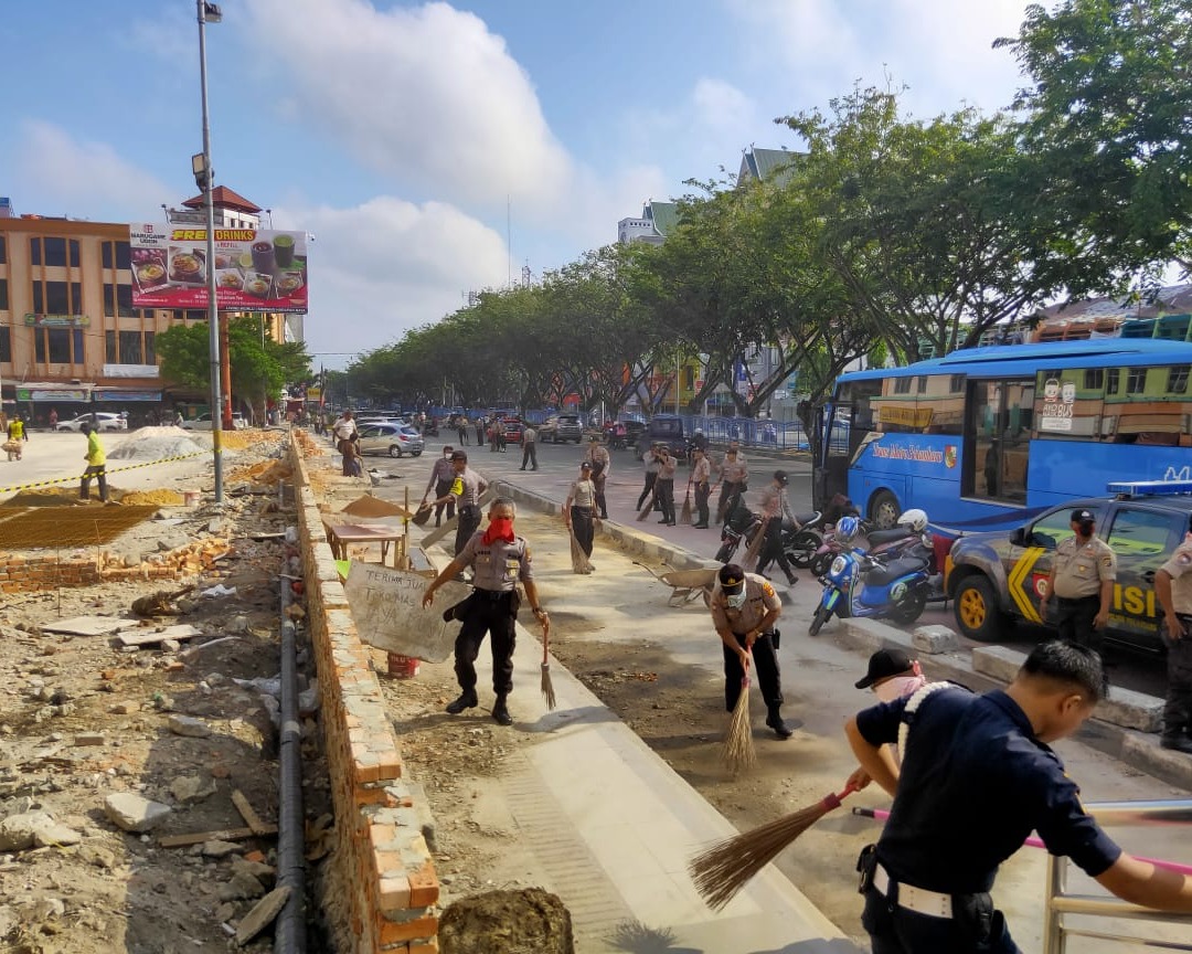 Kapolresta Pekanbaru Hadir Dalam Kegiatan Gerakan Bersih Sehat Di Beberapa Tempat