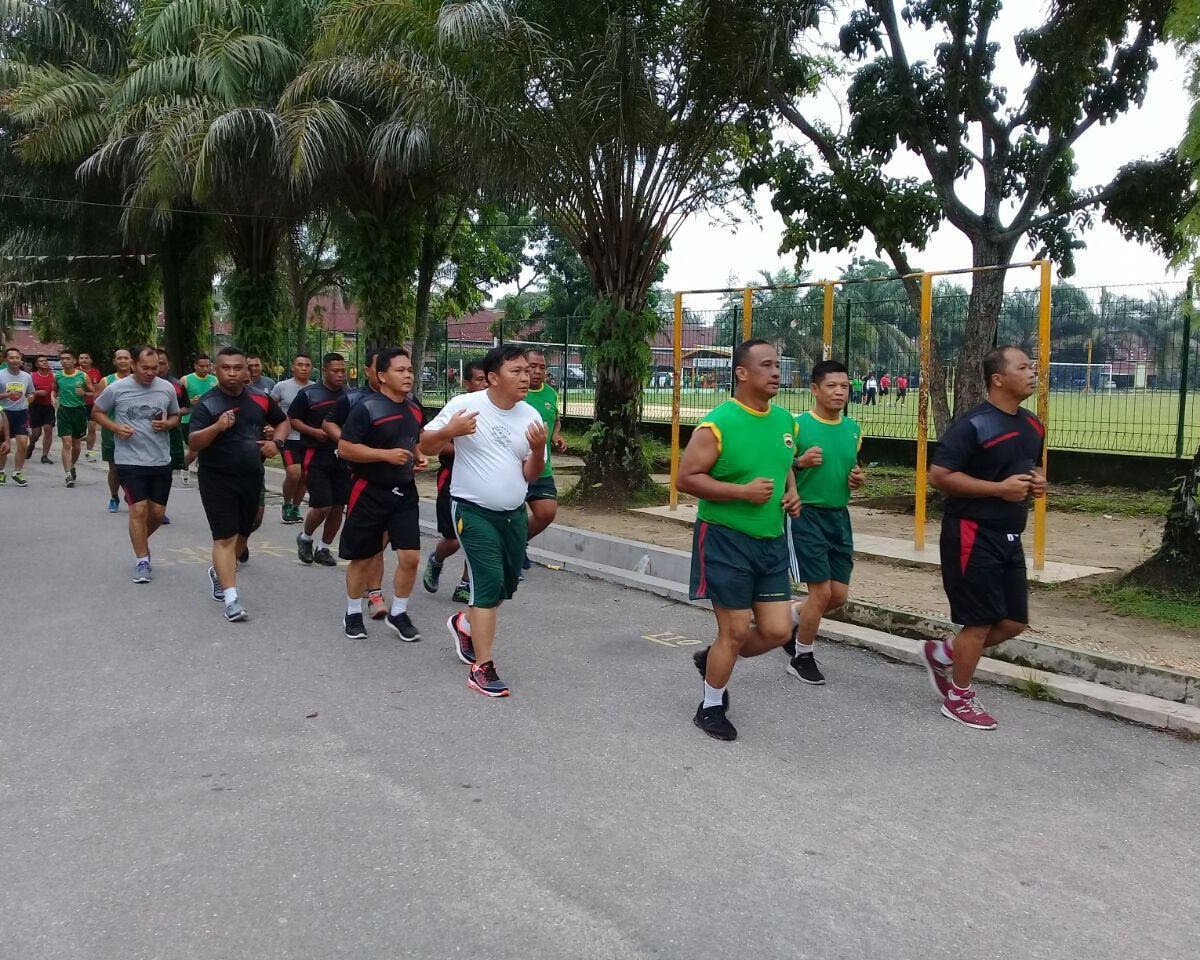 Personel Korem 031/WB Beserta Kodim 0301/Pekanbaru Laksanakan Kegiatan Olahraga Lari Pembinaan Fisik 