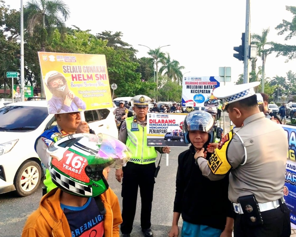 Sukseskan Operasi Zebra Lancang Kuning 2024 dan Pilkada Damai, Ditlantas Polda Riau Bagikan Brosur Himbauan Bijak Bermedsos dan Kamseltibcarlantas Hingga Helm SNI Gratis