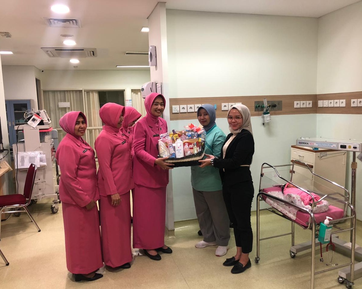 Penemuan Bayi di Steling Warung Beberapa Hari Lalu, Ketua Bhayangkari Cabang Kota Pekanbaru Berikan Bantuan