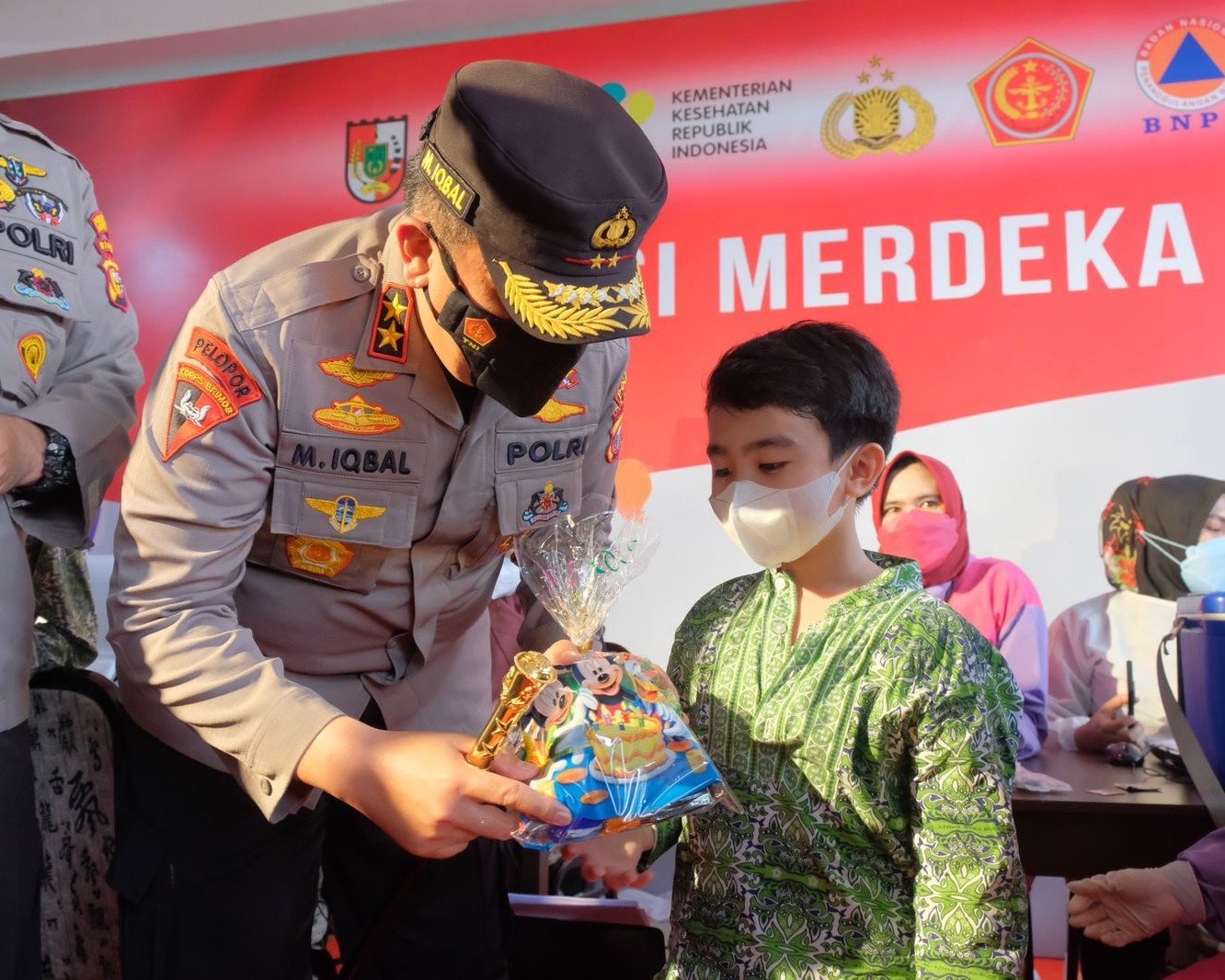 Kapolda Riau Irjen Pol M. Iqbal Berikan Semangat Dan Bingkisan Untuk Anak - Anak Peserta Vaksin Serentak