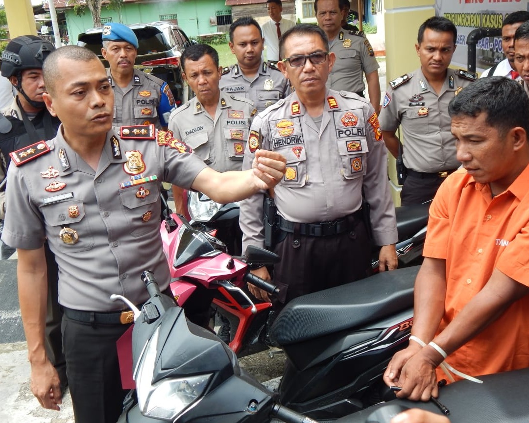 Kapolres Kampar Konfrensi Pers Pengungkapan Jaringan Pelaku Curanmor di Mapolsek Kampar