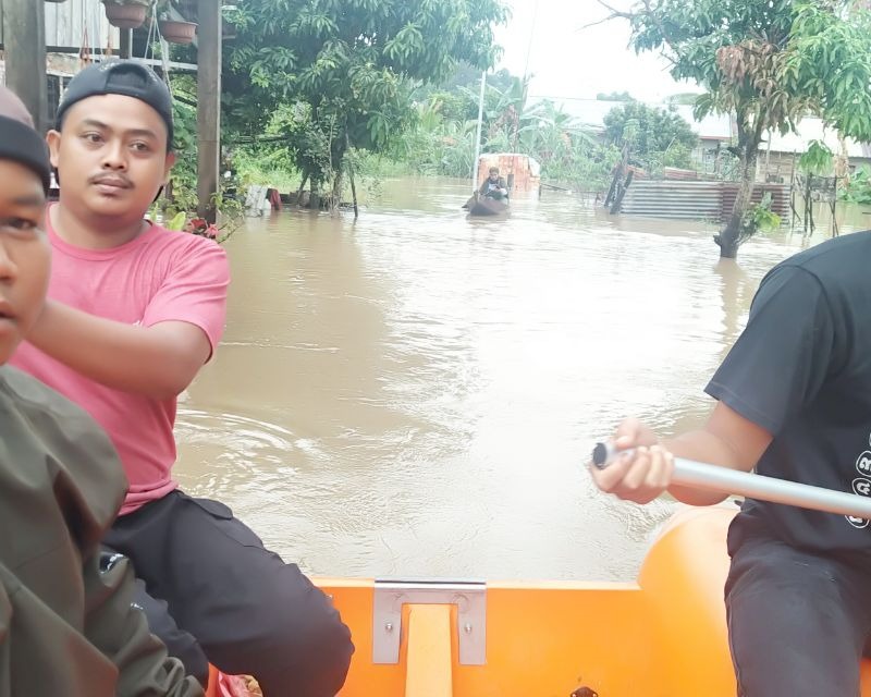 Babinsa Kodim 0301/PBR Lakukan Evakuasi Warga Yang Terkena Banjir di Kelurahan Tangkerang Utara