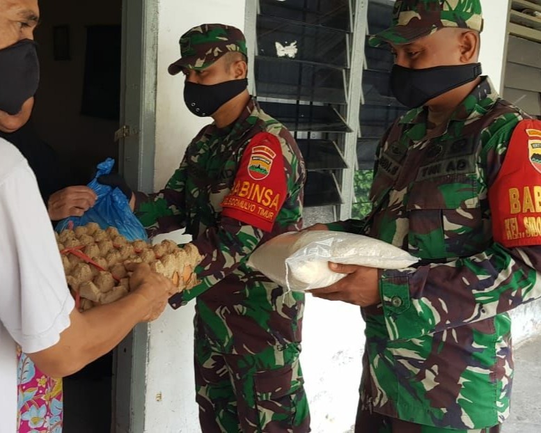 Babinsa Kodim 0301/Pekanbaru Bersama Tomas, Toga dan Toda Bagikan Sembako Kepada Warga Terdampak Wabah Pandemi Covid-19