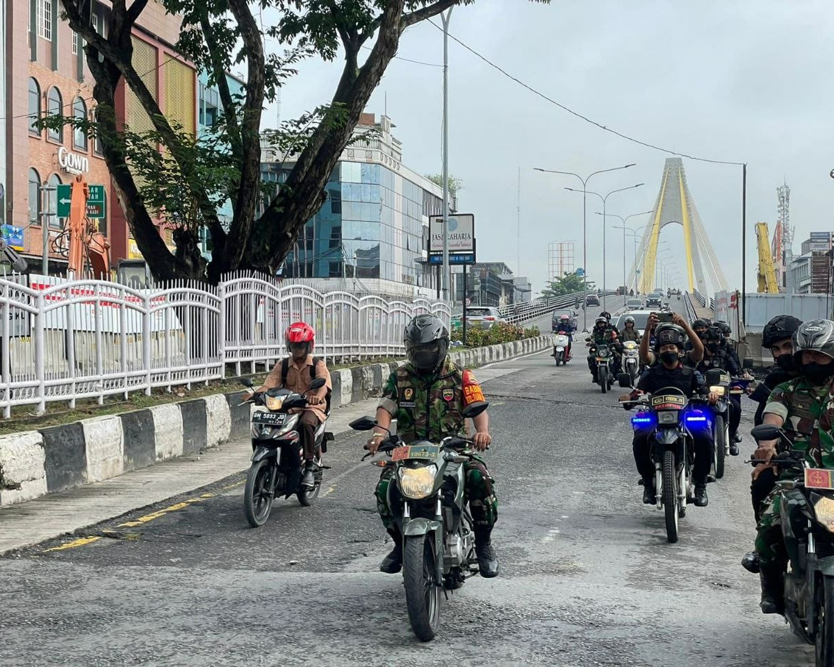 Suasana Bulan Suci Ramadan, Personil Kodim 0301/PBR Bersama Satuan Brimob Polda Riau Laksanakan Patroli Gabungan dan Penegakkan Prokes