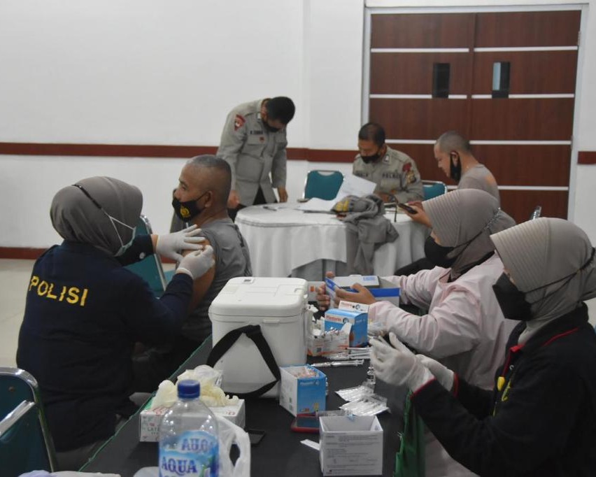 Personil Brimob Polda Riau Jalani Vaksinasi Covid-19 Tahap Ke-2