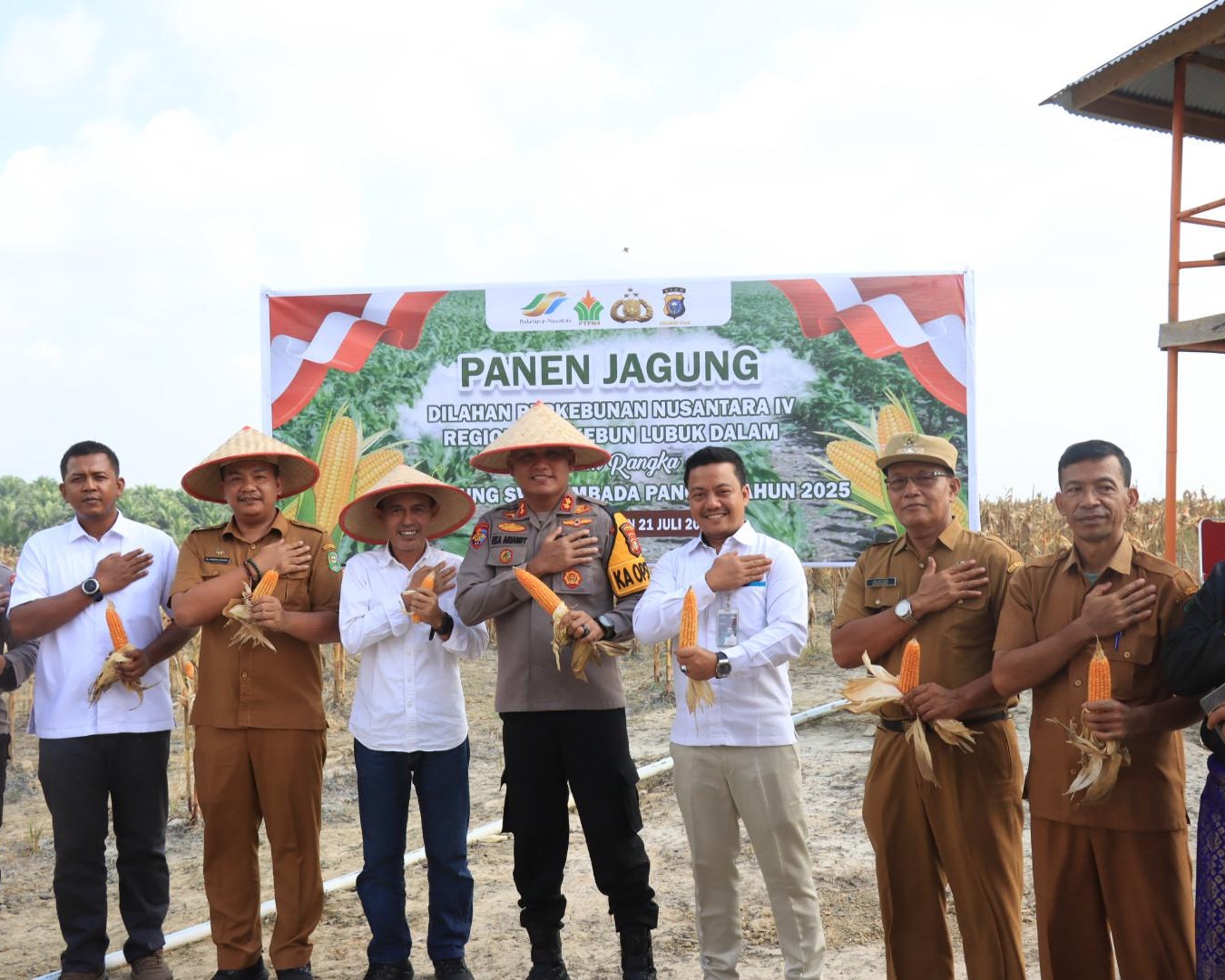 Dukung Swasembada Pangan, Kapolres Siak Hadiri Panen Jagung Di Lahan PTPN IV Regional III Lubuk Dalam