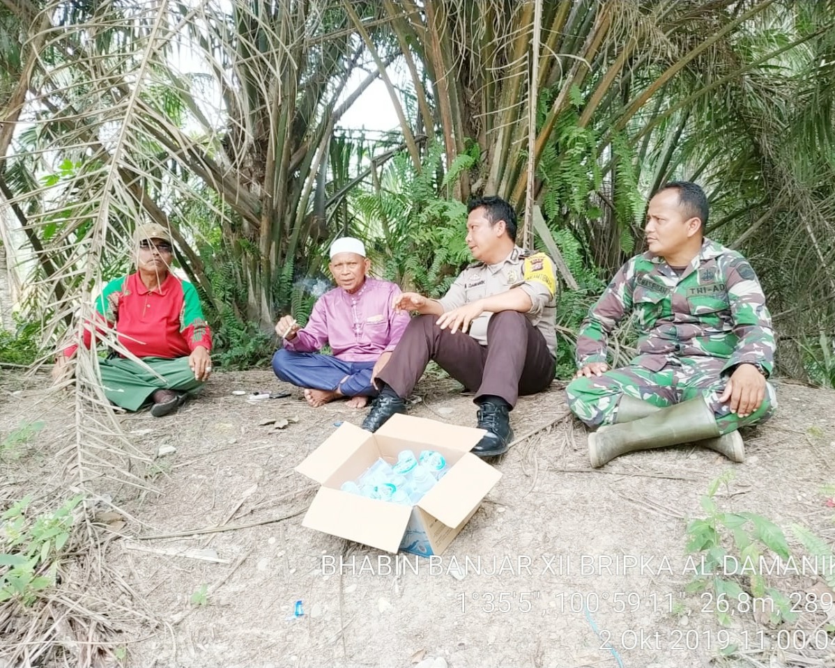 Lurah, Babinsa, Bhabinkamtibmas Banjar 12 Rohil Ikut Pegang Cangkul Perbaiki Jalan yang Rusak