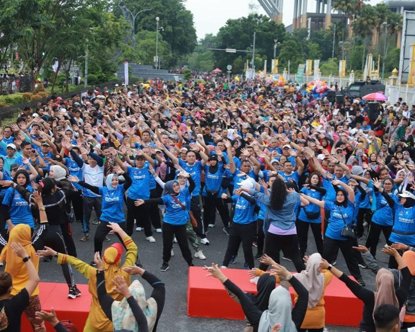 Ribuan Masyarakat Kota Pekanbaru Antusias Mengikuti Fun Walk Bhayangkara Ke-77 Tahun 2023