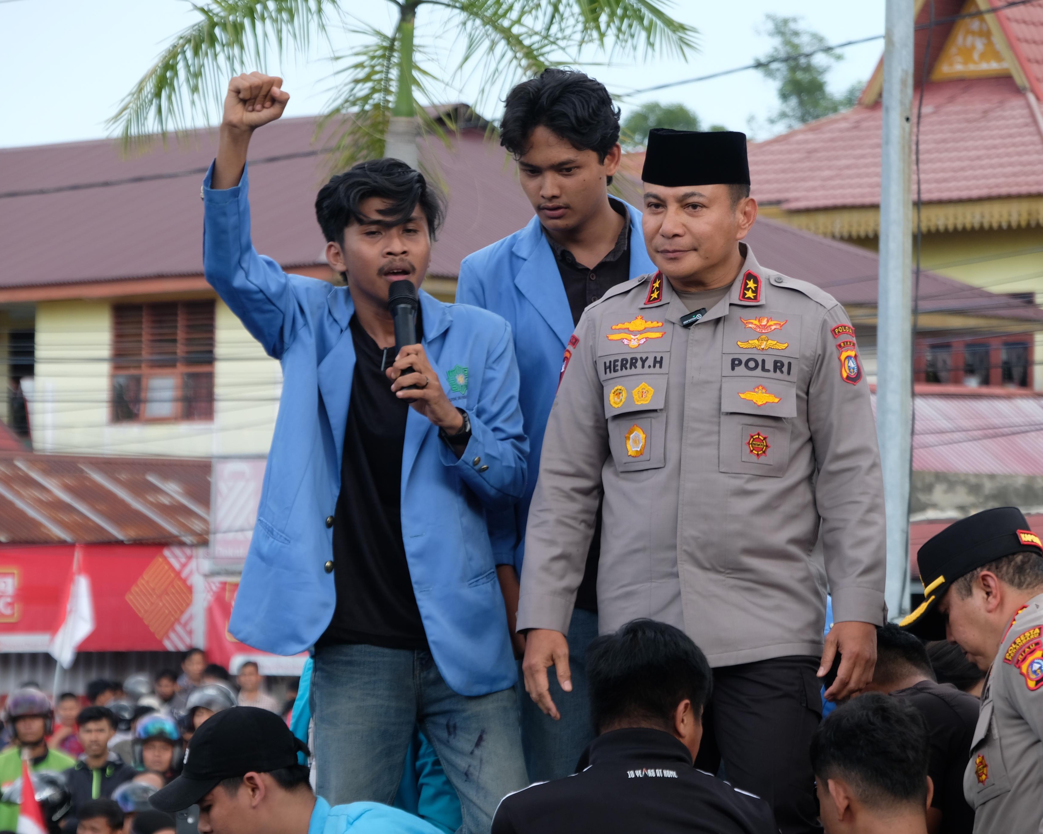 Demo Depan Mapolda Riau Berlangsung Damai, Kapolda Langsung Temui Ojol Dan Mahasiswa
