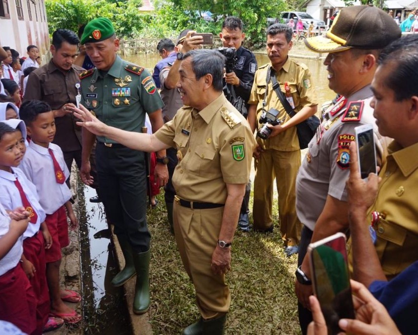 Gubernur Riau Meninjau Lokasi Banjir di Kabupaten Kuansing