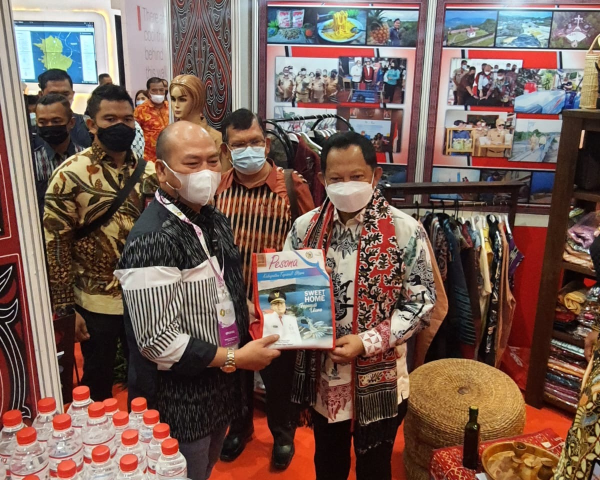 Mendagri Mengunjungi Stand Pemkab Taput Dalam Pegelaran Pameran Apkasi di Balai Sidang Jakarta Convention Center