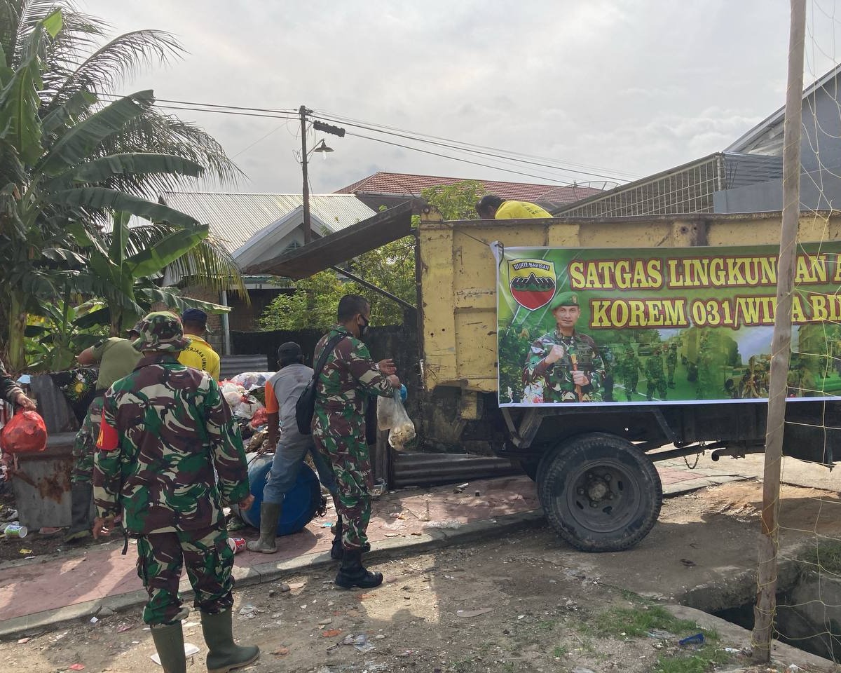 Satgas Lingkungan Asri Kodim 0301/PBR Laksanakan Pembersihan Sampah di TPS Padang Terubuk