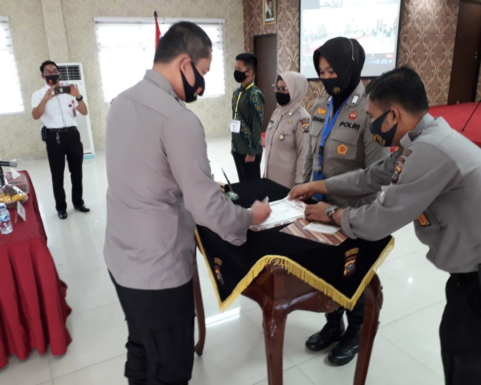 Para Orang Tua dan Calon Siswa Bintara Polri T.A 2020 Ikuti Penandatanganan Fakta Integritas dan Pengambilan Sumpah di Polresta Pekanbaru