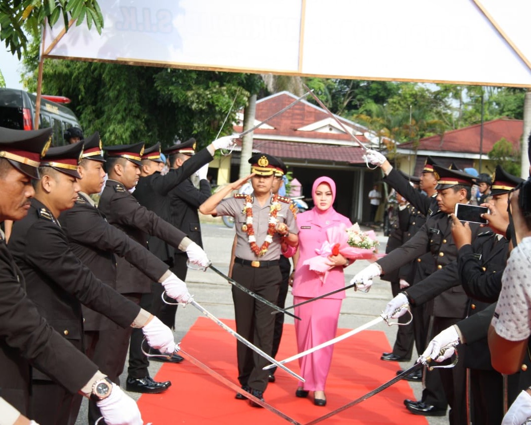 Polres Kampar Gelar Acara Tradisi Penyambutan AKBP Mohammad Kholid Sebagai Kapolres Yang Baru