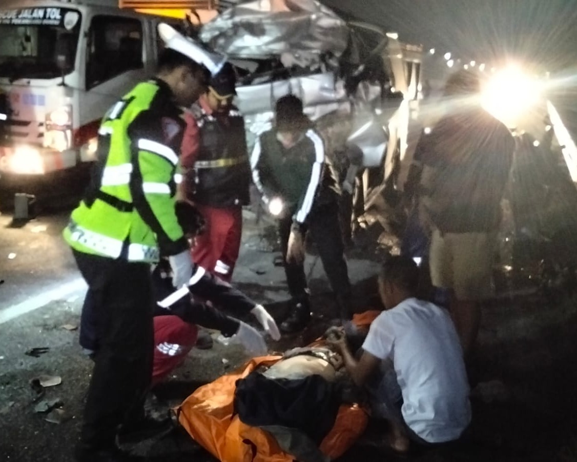 Personel Satuan PJR Ditlantas Polda Riau Berjibaku Evakuasi Korban Kecelakaan Maut Di Jalan Tol Permai, Tim TAA Diturunkan