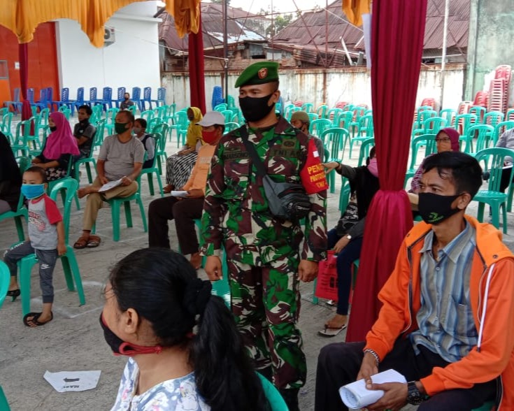 Anggota Kodim 0301/PBR Bersama Polri Mendampingi Warga Terima BST di Kantor Pos