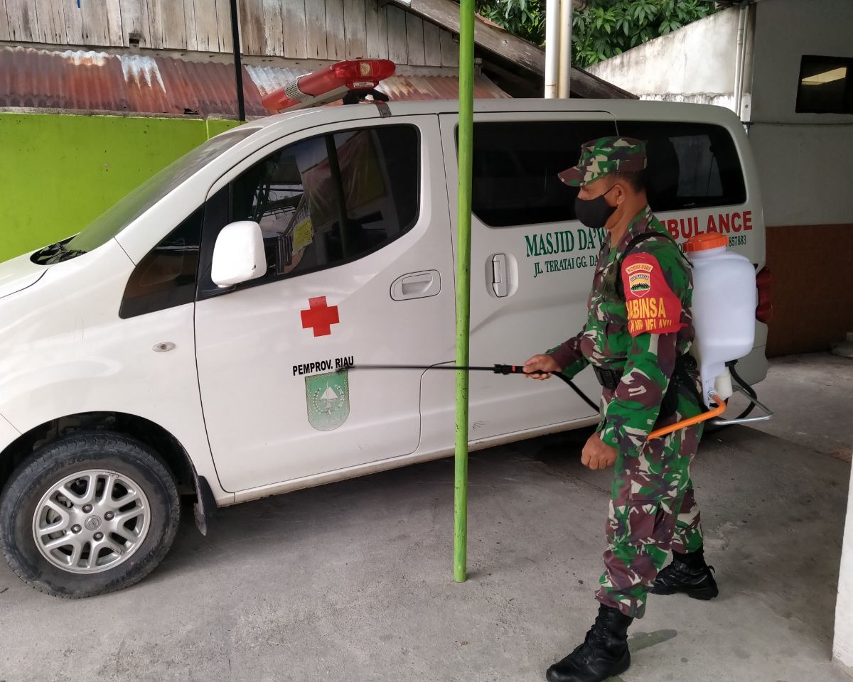Babinsa Kodim 0301/Pekanbaru Bersama Elemen Masyarakat Laksanakan Penyemprotan Disinfektan di Masjid Babussalam