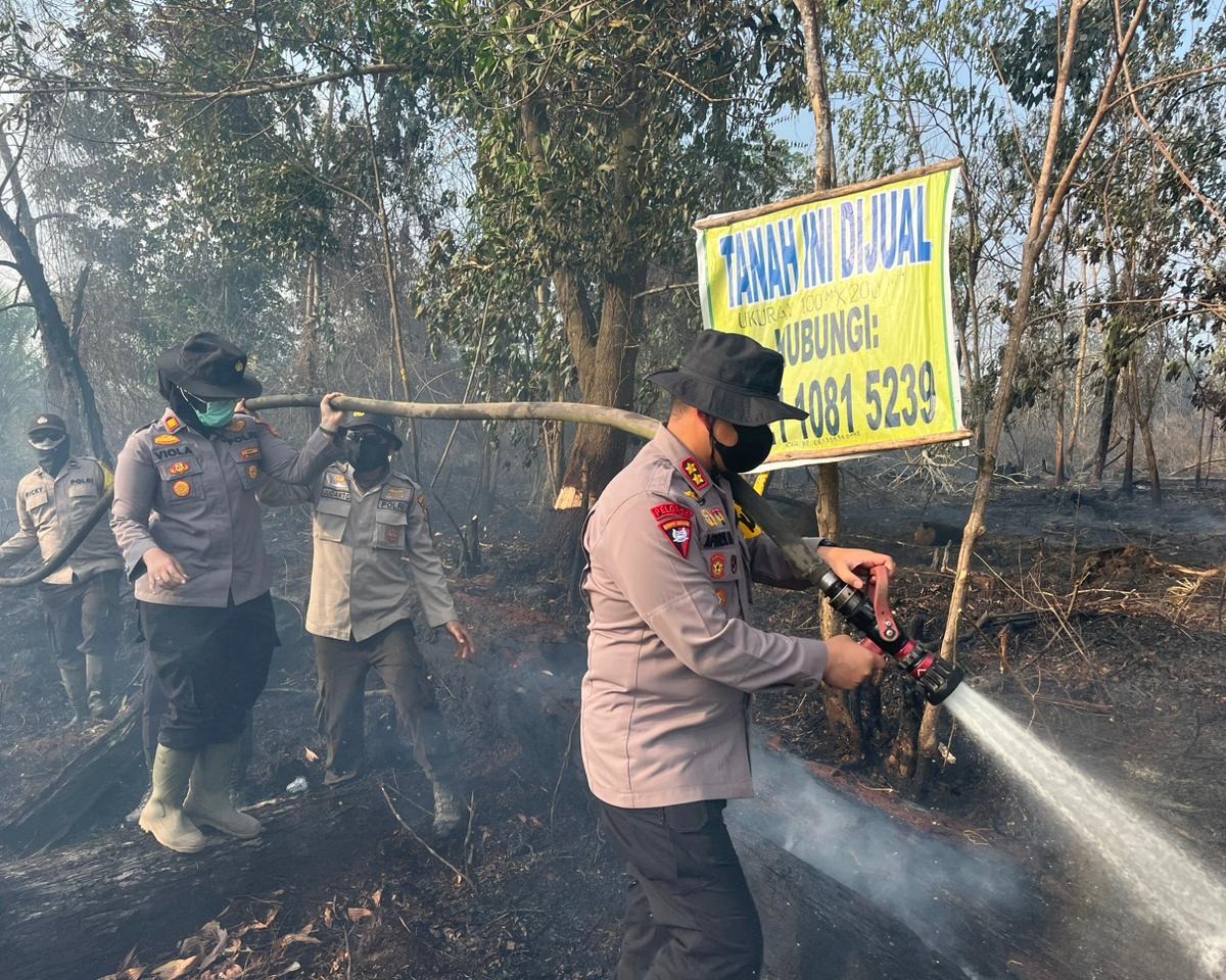 Kapolres Pelalawan Pimpin Langsung Pemadaman dan Pendinginan Karhutla di Desa Kuala Terusan Kecamatan Pangkalan Kerinci