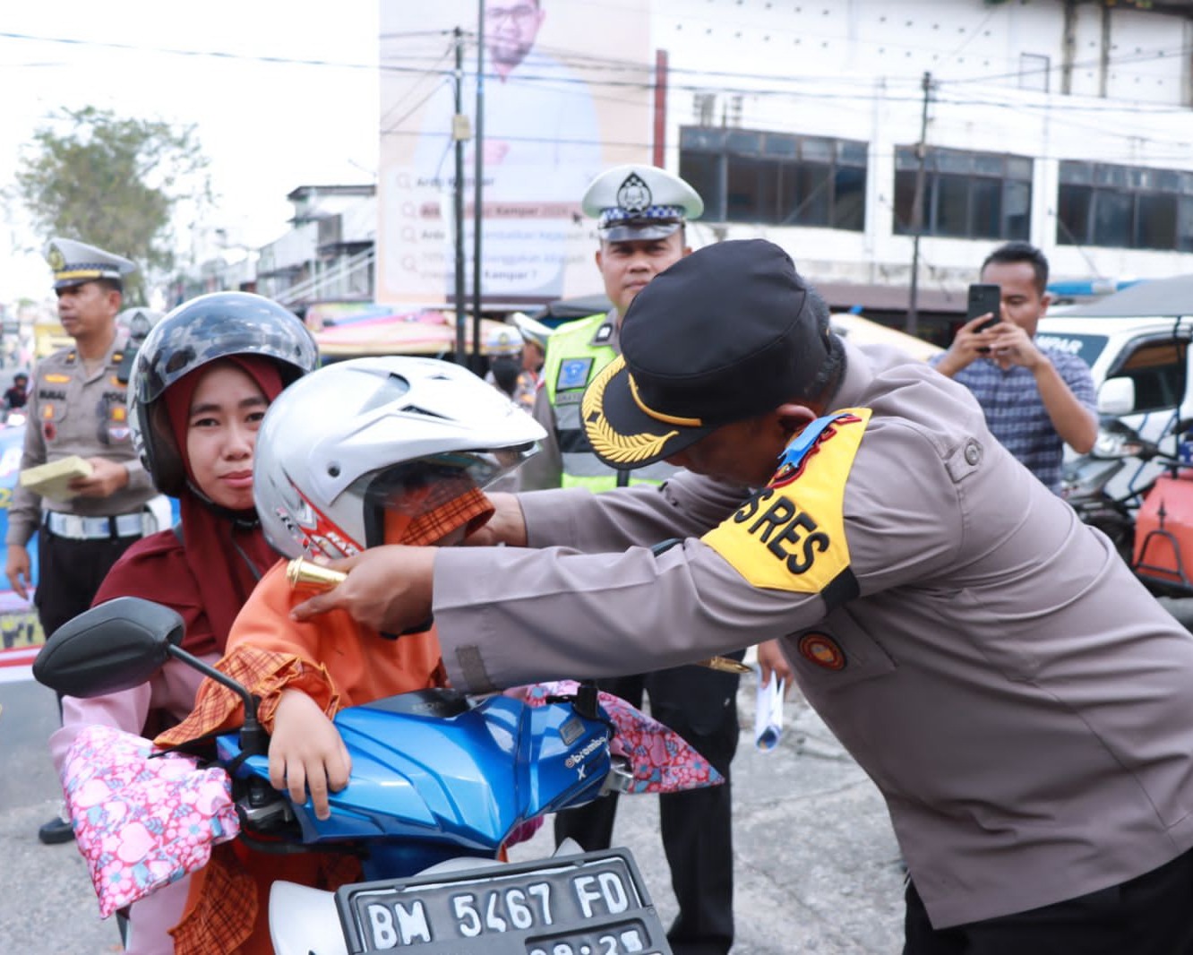 Kapolres Kampar Membagikan Helm Dalam Rangka Operasi Keselamatan Lancang Kuning 2023