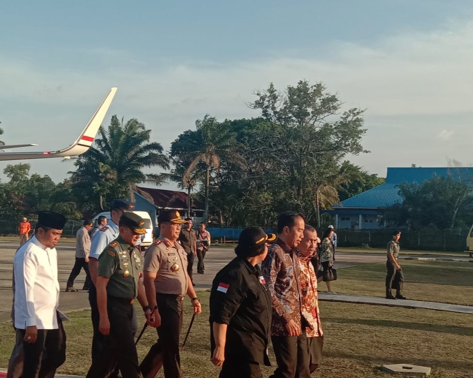 Disambut Gubernur Riau, Presiden Jokowi Tiba di Kota Pekanbaru 