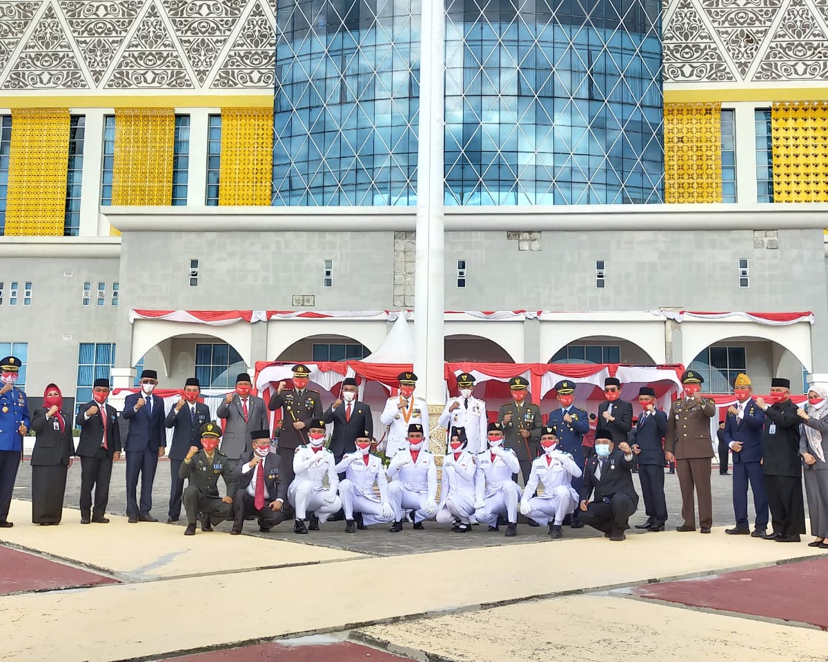 Dandim 0301/PBR Hadiri Upacara Bendera HUT RI Ke-75 Di Kantor Walikota Pekanbaru Dengan Menerapkan Protokol Kesehatan 