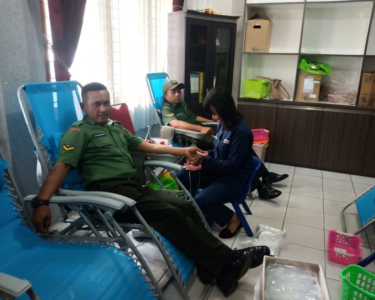 Menyemarakkan Hari Sumpah Pemuda dan Hari Pahlawan, Anggota Kodim 0301/Pekanbaru Ikut Berpatisipasi Kegiatan Donor Darah
