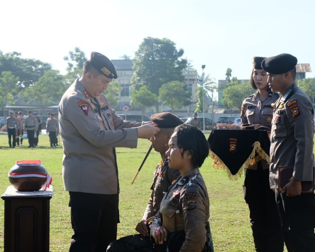 Upacara Tradisi Pembaretan Bintara Angkatan 48, Kapolda Riau: Jangan Lupakan Jasa Orang Tua dan Jadilah Polisi Yang Dicintai Masyarakat