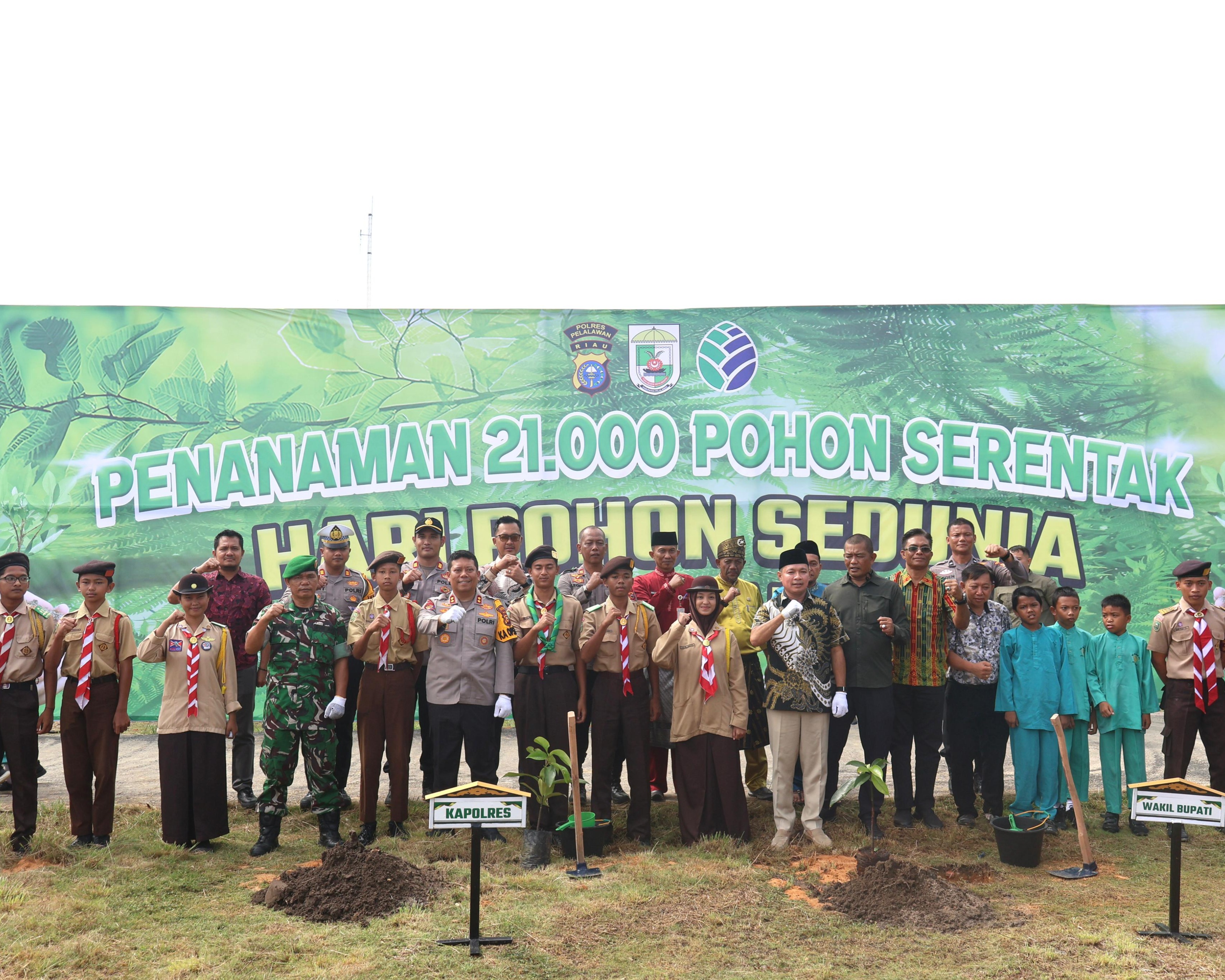 Polres Pelalawan Melaksanakan Penanaman Bibit Pohon Serentak Dalam Rangka Memperingati Hari Pohon Sedunia