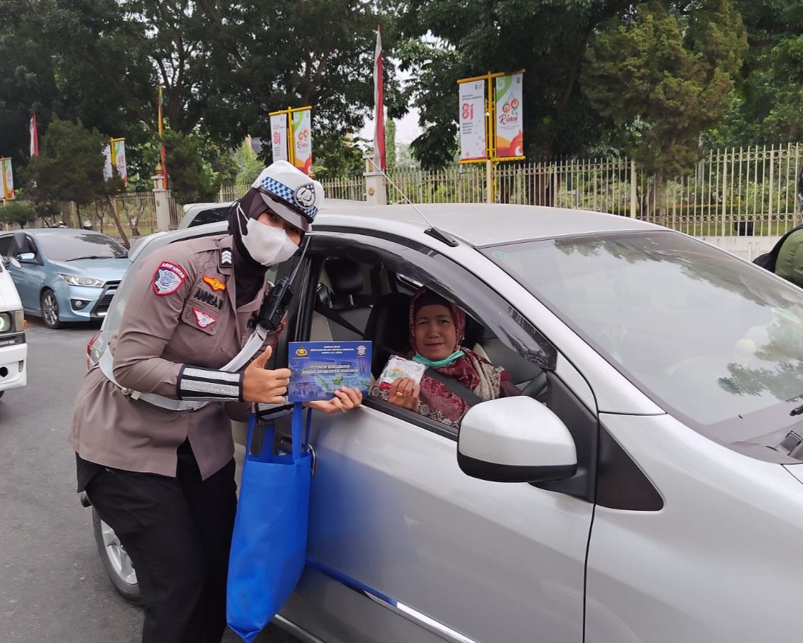 Udara Pekanbaru Masih Berasap, Polantas Karib Ditlantas Polda Riau Turun Ke Jalan Bagikan Ribuan Masker