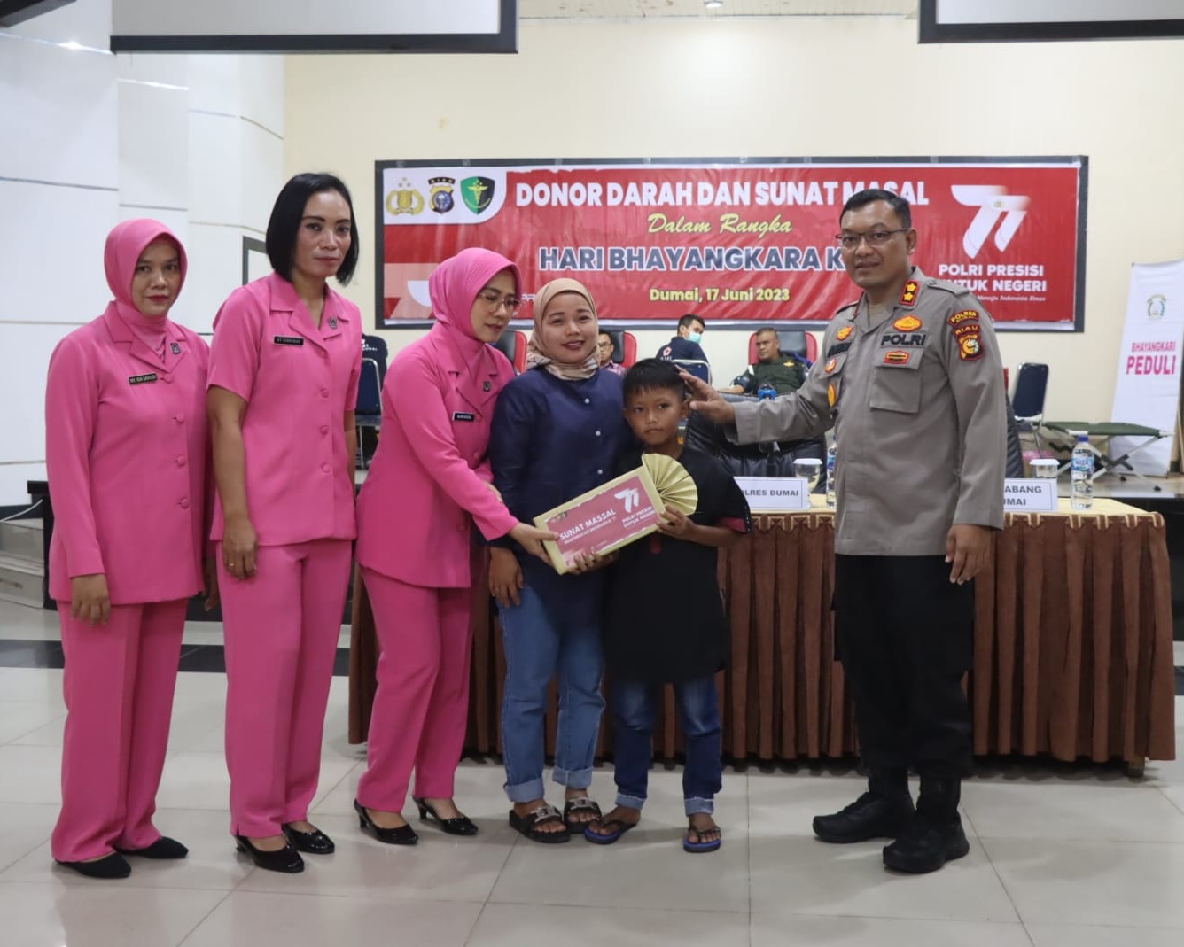Dalam Rangka Hari Bhayangkara Ke-77 Tahun 2023, Polres Dumai Gelar Donor Darah dan Sunat Masal