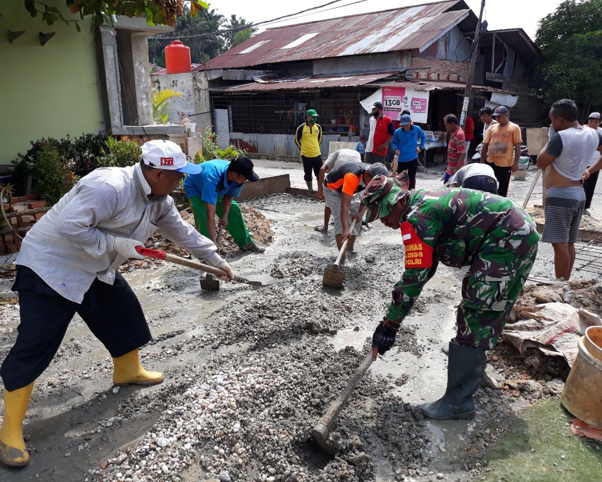 Babinsa Kodim 0301/Pekanbaru Laksanakan Gotong Royong Semenisasi Jalan Kelurahan Sialang Sakti