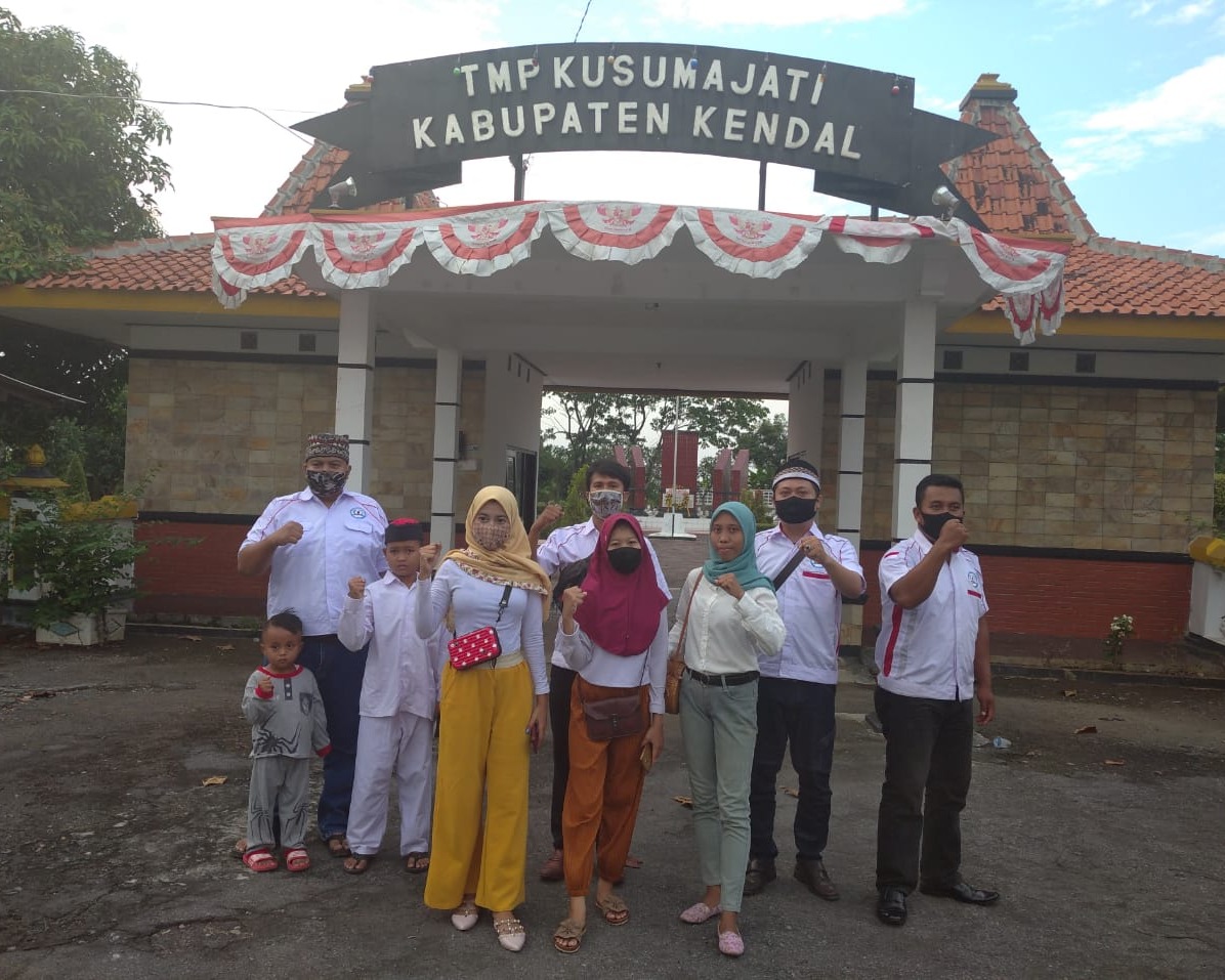 LSM Sembara Kendal Adakan Doa Bersama Ziarah Kubur Di Makam Pahlawan Dalam Rangka HUT Kemerdekaan RI Ke-75