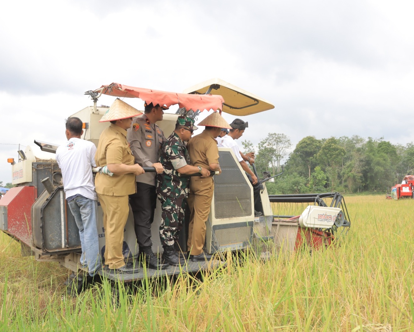 Wamentan Panen Raya Padi dan Sekaligus Pelantikan HKTI Provinsi Riau di Desa Binuang