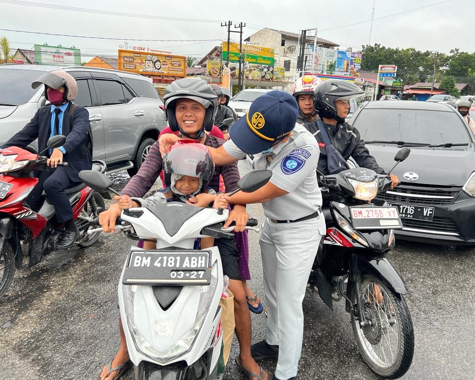 Polresta Pekanbaru Kembali Kampanyekan Penggunaan Helm Untuk Anak, Di Simpang Tiga Bandara