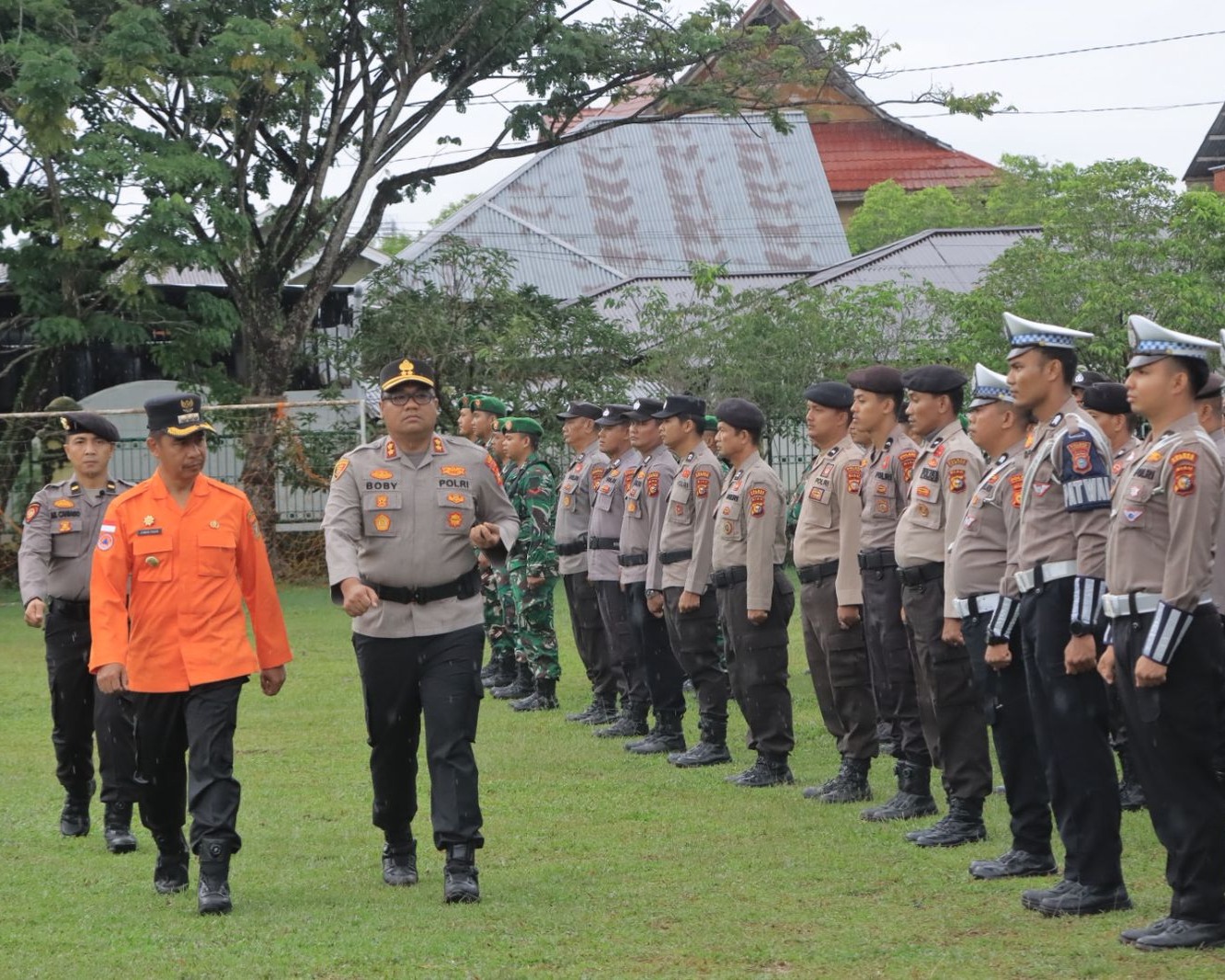 Hujan Tak Gentarkan Semangat Siaga, Bupati Dan Kapolres Kampar Pimpin Apel Kesiapsiagaan Banjir, Solidaritas Jaga Masyarakat