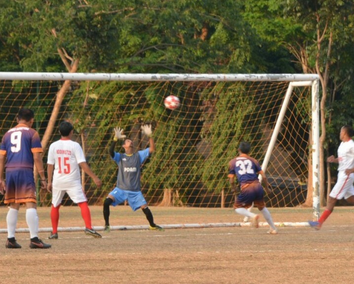 16 TIM Berlaga dalam  Kejuaraan Sepak Bola U45 Piala PANGDAM IV