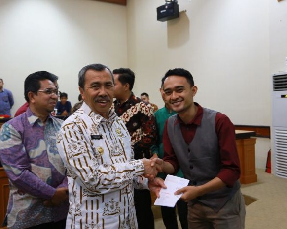 Gubernur Riau Serahkan Bantuan CSR Bank Riau Kepri Untuk Mahasiswa Belajar Ke Luar Negeri