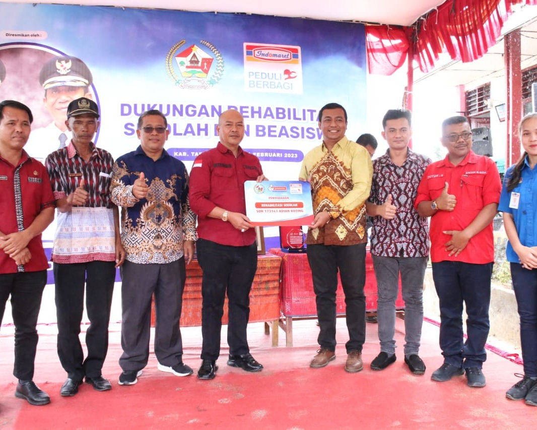 Bupati Taput Serahkan Bantuan dari CSR PT Indomarco Pristama (Indomaret)