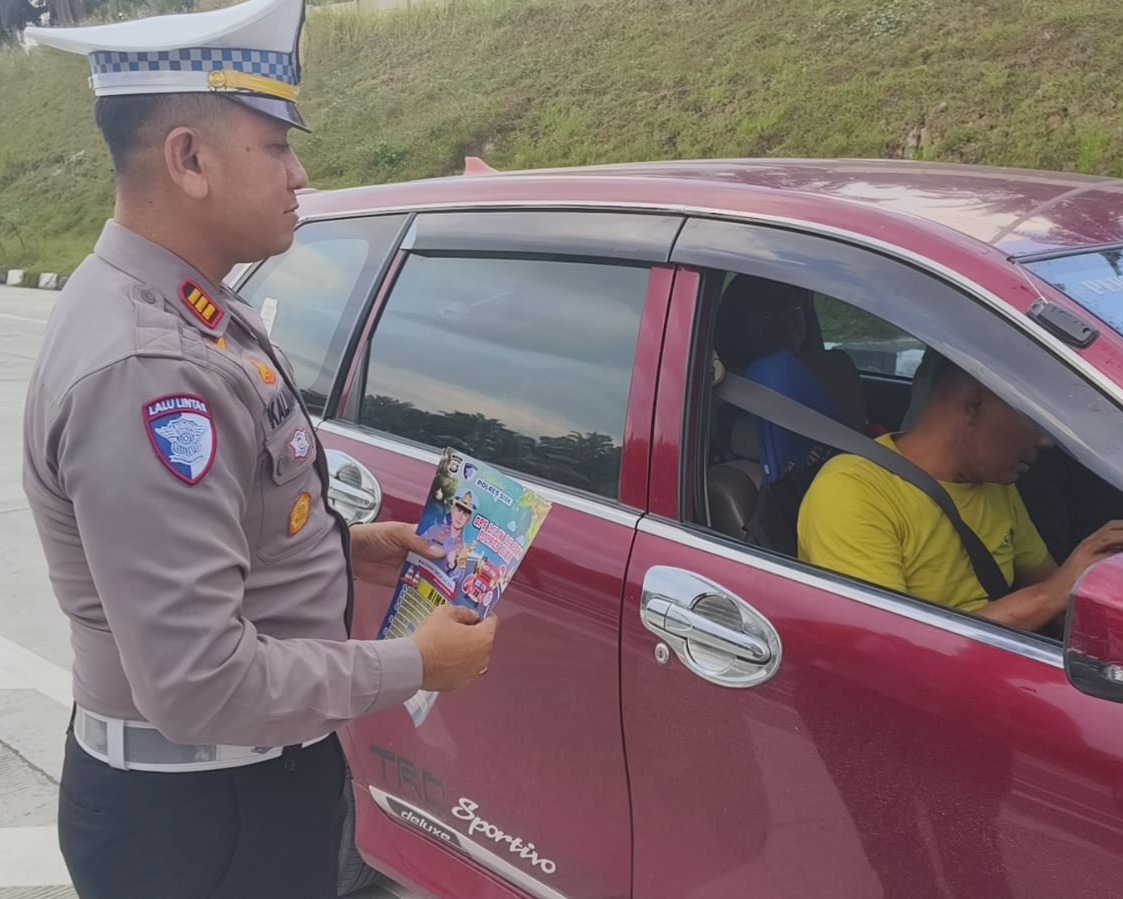 Sapa Lansung Pengendara Yang Melintas Jalan Tol, Kasat Lantas Polres Siak AKP Kaliman Siregar Berikan Imbauan Keselamatan
