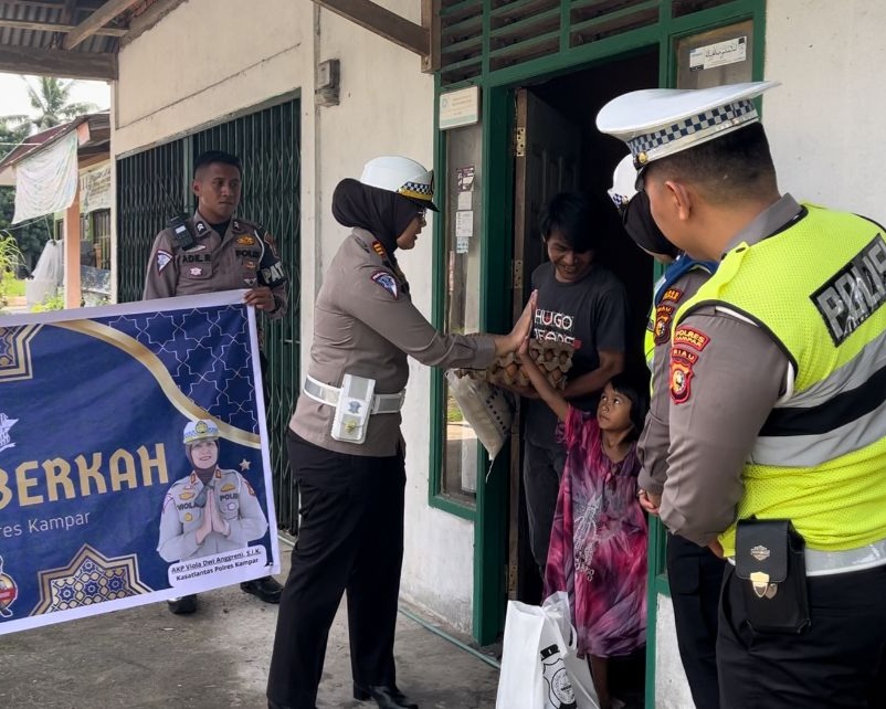 Jumat Berkah, Satlantas Polres Kampar Bagikan Sembako Untuk Mengurangi Beban Masyarakat