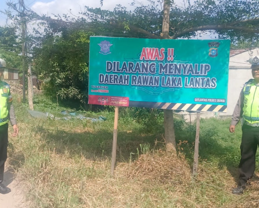 Menekan Angka Kecelakaan Lalu Lintas, Satlantas Polres Dumai Memasang Spanduk Himbauan di Beberapa Ruas Jalan