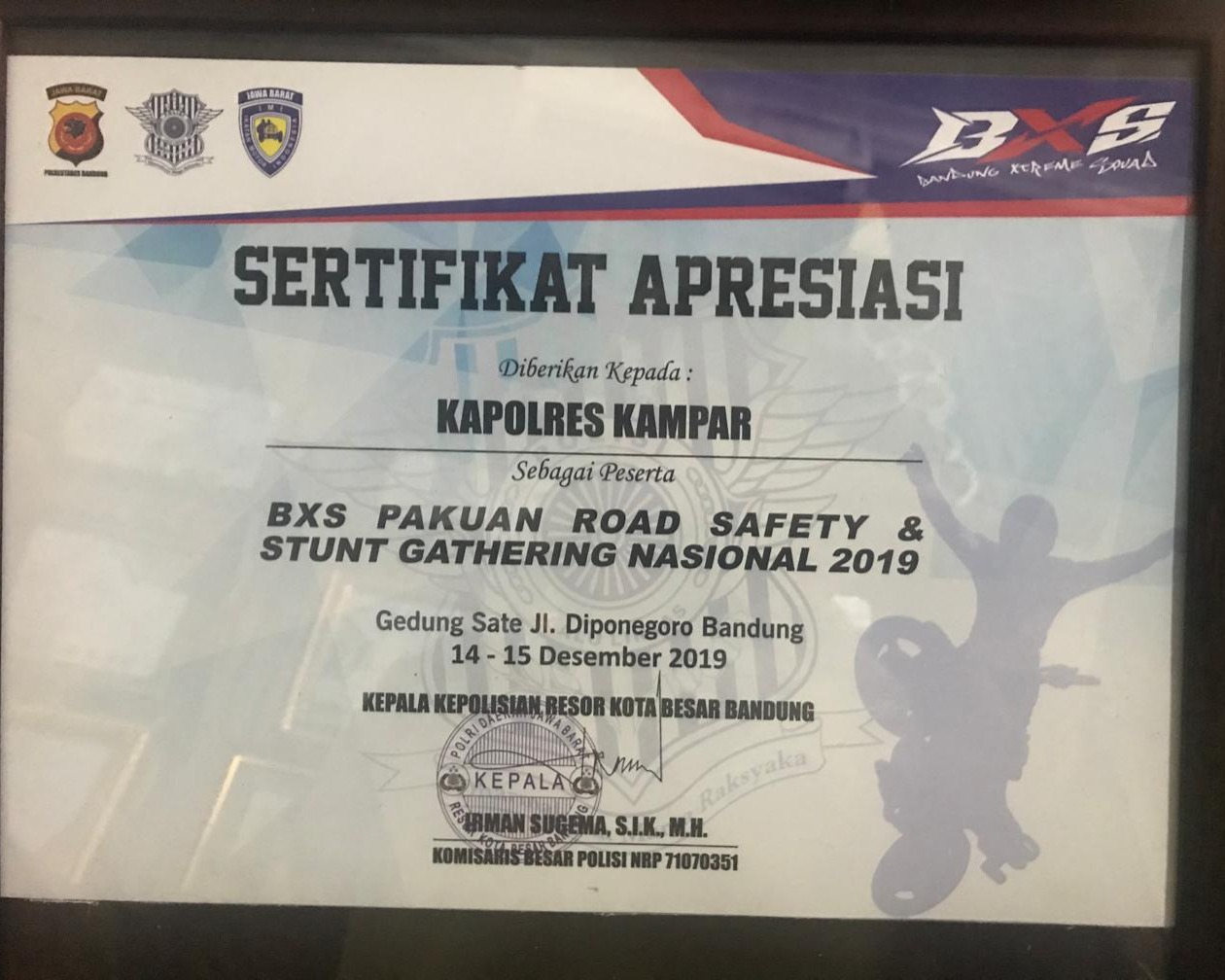 Ketua Tim Stuntride Police Line 2000 Menyerahkan Sertifikat Apresiasi Kepada Kapolres Kampar