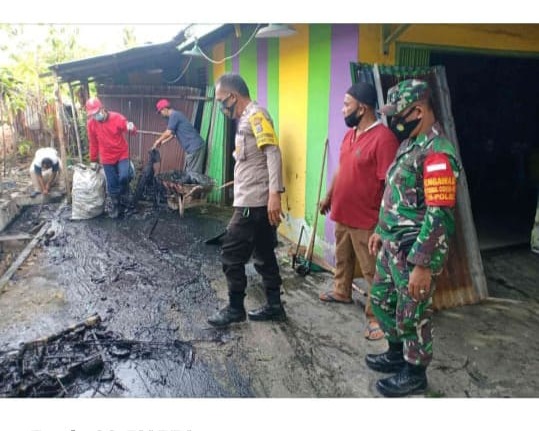 Personil Polsek Sukajadi Bersama Unsur Upika Lakukan Pembersihan Sampah Yang Sudah Menumpuk